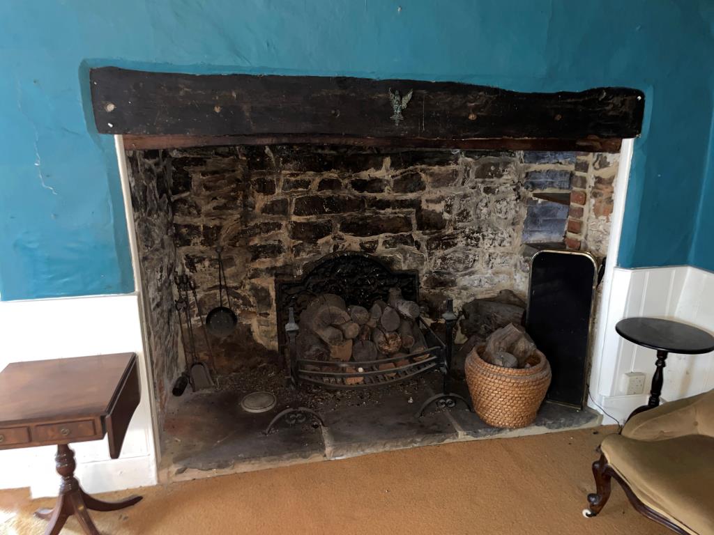 Lot: 121 - DETACHED FOUR-BEDROOM PERIOD PROPERTY FOR REFURBISHMENT - Inglenook fireplace